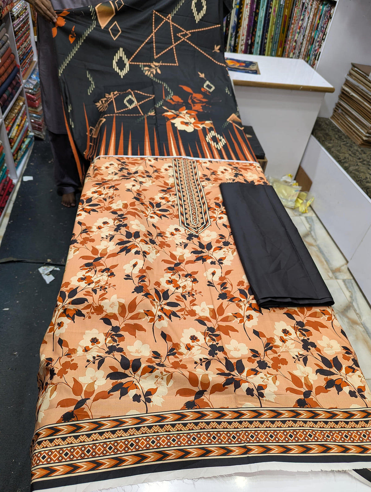 Bin Saeed Linen Printed 3 Piece Suit | Pakistani Winter Collection - 001 - View 2