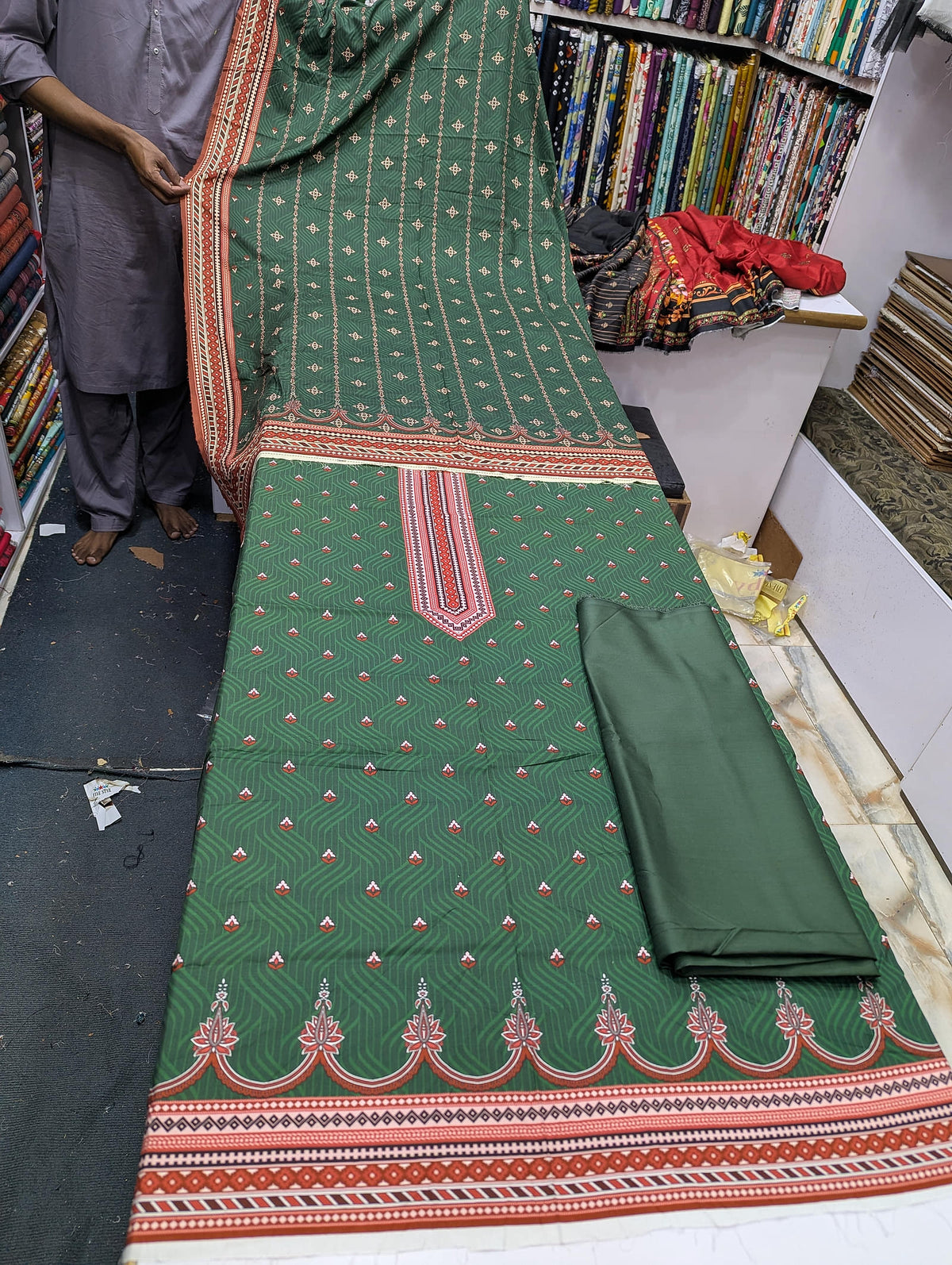 Bin Saeed Linen Printed 3 Piece Suit | Pakistani Winter Collection - 015 - View 2