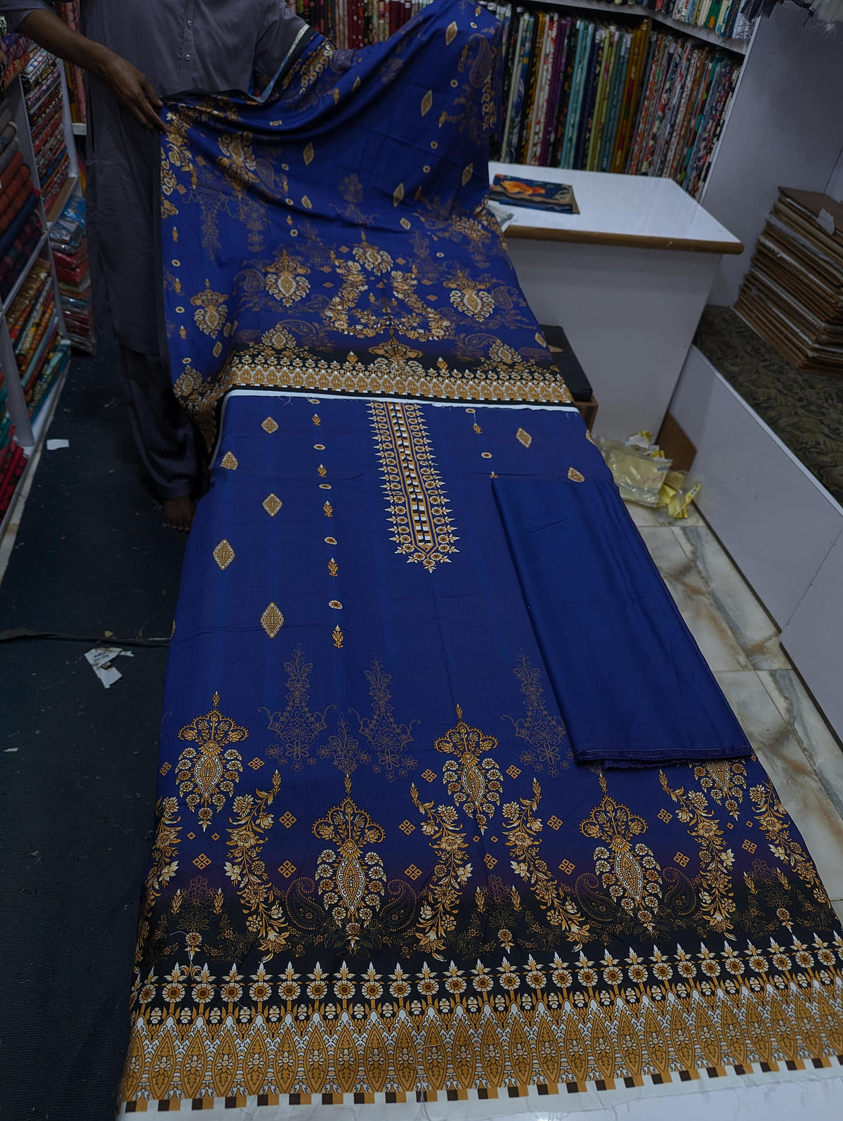 Bin Saeed Linen Printed 3 Piece Suit | Pakistani Winter Collection - 018 - View 2